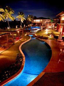 伊塔齐米林Bali Bahia Itacimirim的夜间蓝色海水游泳池