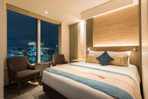 东京东京丸之内大都会酒店的酒店客房设有床和窗户。