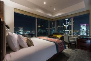 东京东京丸之内大都会酒店的酒店客房设有一张床和一个大窗户