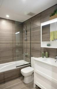 吉达Eden Residence的浴室配有卫生间、浴缸和水槽。