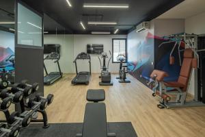 吉达Eden Residence的健身房设有数台跑步机和健身器材