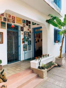 累西腓Zili Pernambuco - Hostel Pousada的蓝色门进入大楼的入口