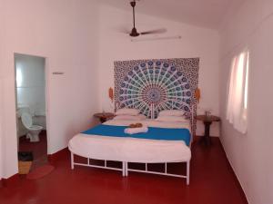 阿姆波尔GoYm Resort的一间卧室配有一张蓝色床头板的床