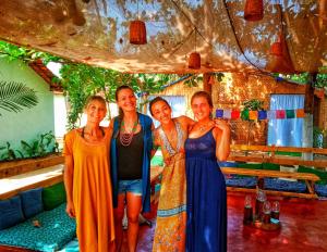 阿姆波尔GoYm Resort的一组4位女性,她们为照片做准备