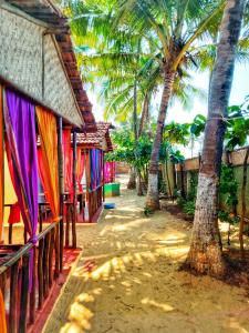 阿姆波尔GoYm Resort的旁边一排种有棕榈树的房屋