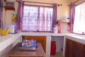 蒙巴萨Cs Apartment Mombasa Mtwapa的小厨房中间设有炉灶