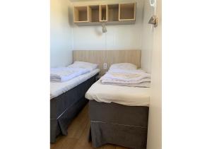 圣安娜兰Chaletparc Krabbenkreek Zeeland - Chalet 78的小型客房设有两张单人床,