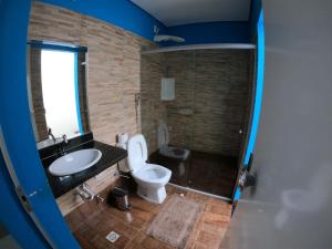 MateirosPousada Cristal Dourado的浴室配有卫生间、盥洗盆和淋浴。