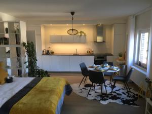 迪尔森-斯托科姆Villa van Brienen - Studio的一间卧室配有一张床铺和一张桌子,还设有一间厨房