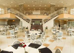 弗洛里亚诺波利斯Il Campanario - Cobertura的一间带桌椅的餐厅,以及楼梯