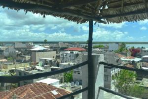 拉穆JamboHouse Lamu的阳台享有城市美景。