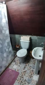 帕苏斯工程师镇Refúgio nas Montanhas的一间带卫生间和水槽的浴室