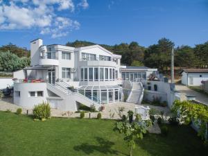 EninaВила Франк/Villa Frank的一座带庭院的大型白色房屋
