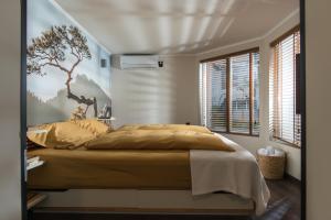 EninaВила Франк/Villa Frank的卧室配有一张挂在墙上的树壁床。