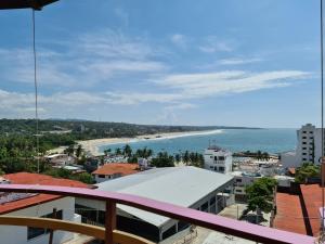埃斯孔迪多港Casa Mia的从大楼的阳台上可欣赏到海滩景色
