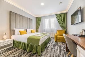 伊内乌Stejarii Resort的酒店客房设有一张大床和一张黄色椅子
