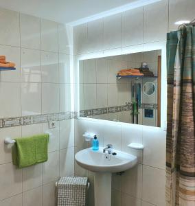 阿里纳加Vivienda FRALEMAR Arinaga.的白色的浴室设有水槽和镜子
