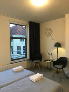 迪温特Hostel Deventer, Short Stay Deventer, hartje stad, aan de IJssel,的一间卧室设有两张床和大窗户