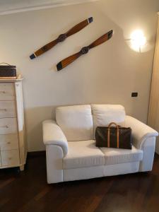 代森扎诺-德尔加达Molino Apartments的客厅配有白色沙发和四面木 ⁇ 