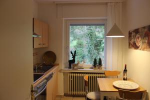 巴特索伯恩海姆Ferienapartment Helling的一个带桌子和窗户的小厨房