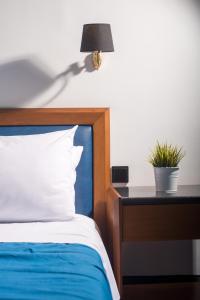 佩雷亚阿吉利酒店的一间卧室配有一张床和一张带台灯的桌子