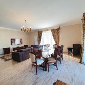 奥拉迪亚Vila De la Lugas的客厅配有桌椅和沙发