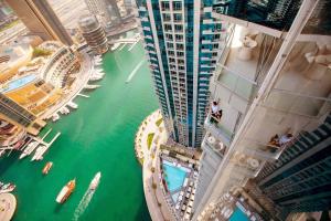 迪拜迪拜码头洲际酒店的从摩天大楼里欣赏到河流的空中景色