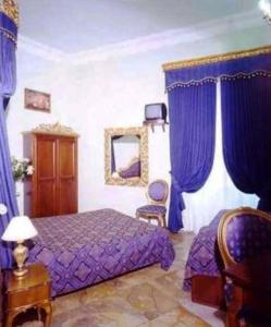 佛罗伦萨阿巴克酒店的一间卧室配有紫色的床和蓝色窗帘