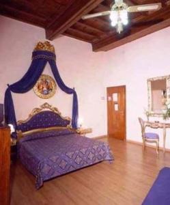 佛罗伦萨阿巴克酒店的一间卧室配有一张蓝色天蓬床