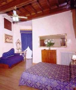佛罗伦萨阿巴克酒店的一间卧室配有一张紫色的床和镜子