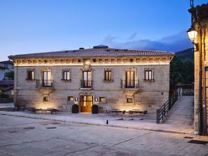 萨马涅戈Palacio de Samaniego的前面有长椅的大型石头建筑