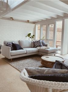 塔南达The Loft - beautiful central Barossa apartment的客厅配有沙发和桌子