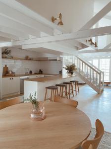 塔南达The Loft - beautiful central Barossa apartment的厨房以及带桌椅的用餐室。