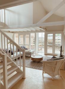 塔南达The Loft - beautiful central Barossa apartment的一间带楼梯和沙发的客厅