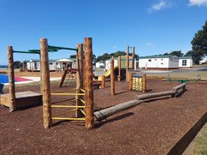 德文港Discovery Parks - Devonport的公园内带木游戏设备的游乐场