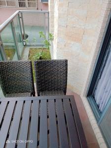 台中市一中太陽綠墅的两把椅子坐在阳台的长凳上