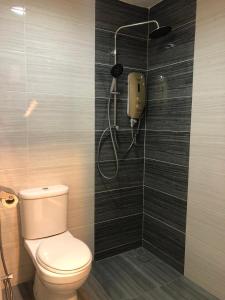 伯豪Garden View Hotel的一间带卫生间和淋浴的浴室