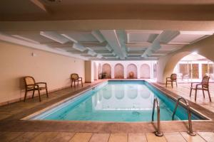 韦拉克鲁斯Hotel Imperial的大楼内一个带桌椅的游泳池