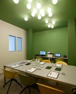 伊罗达Cayo Exclusive Resort & Spa的一间会议室,配有长桌子和椅子