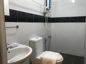 哥打巴鲁HL HOTEL Kota Bharu的一间带卫生间和水槽的浴室