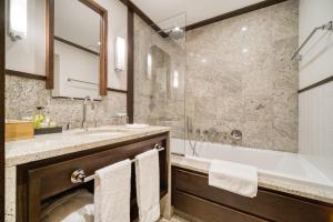 夏蒙尼-勃朗峰奥贝奇酒店的带浴缸和盥洗盆的浴室