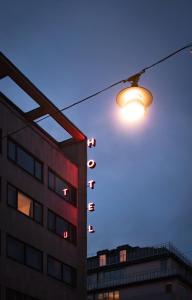 斯德哥尔摩斯德哥尔摩莫宁顿酒店的隔夜的建筑物旁的街道灯
