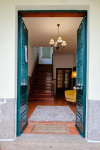 加亚新城Classico Guesthouse的通往带楼梯的房间的开放式门