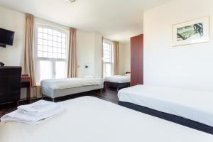 阿平厄丹莱顿武器的酒店客房带两张床和两个窗户