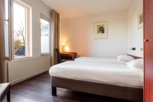 阿平厄丹莱顿武器的酒店客房设有床和窗户。