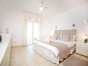 拉坎努塔Villa Bougainvillea by Interhome的白色的卧室设有一张大床和一个窗户