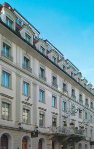 布雷根茨韦碧斯克鲁兹酒店的大型白色建筑,设有窗户和阳台