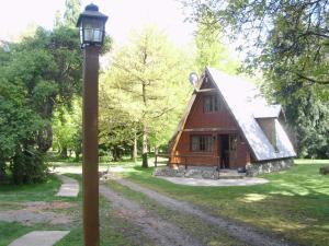 普埃洛湖卡瓦尼亚斯诺索特罗斯山林小屋的一个小房子前面的灯杆
