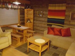 锡尔卡Holiday Home Tokkapirtti 3 by Interhome的客厅配有沙发和桌子