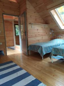 SzypliszkiDomek Moczykija的小木屋内带两张床的房间